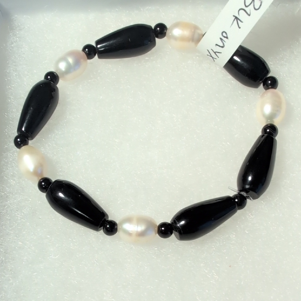 Handmade Black Onyx And Cultured Freshwater Pearl Stretch Bracelet - Picture 1 of 2